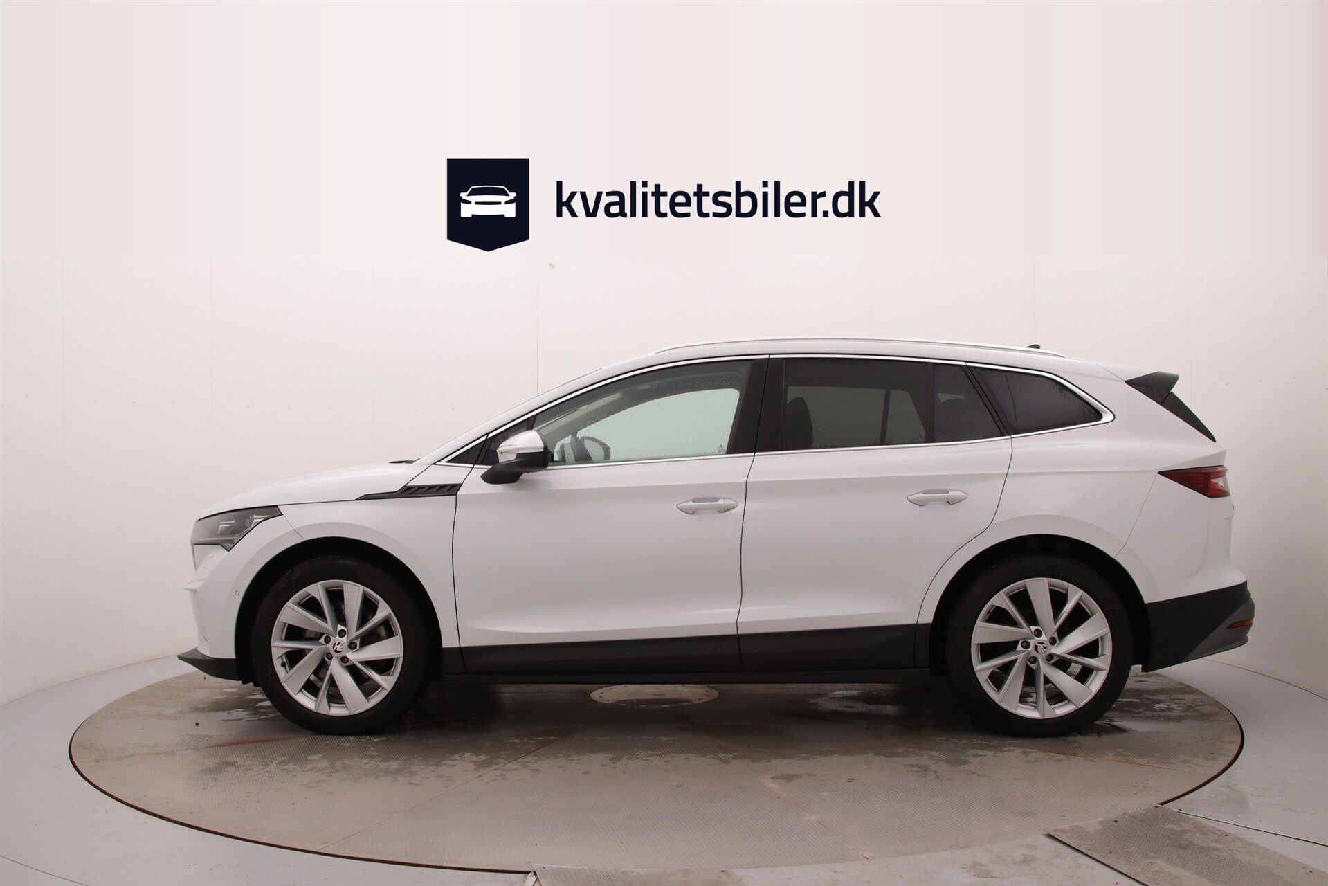 Hvid Skoda Enyaq fra 2023