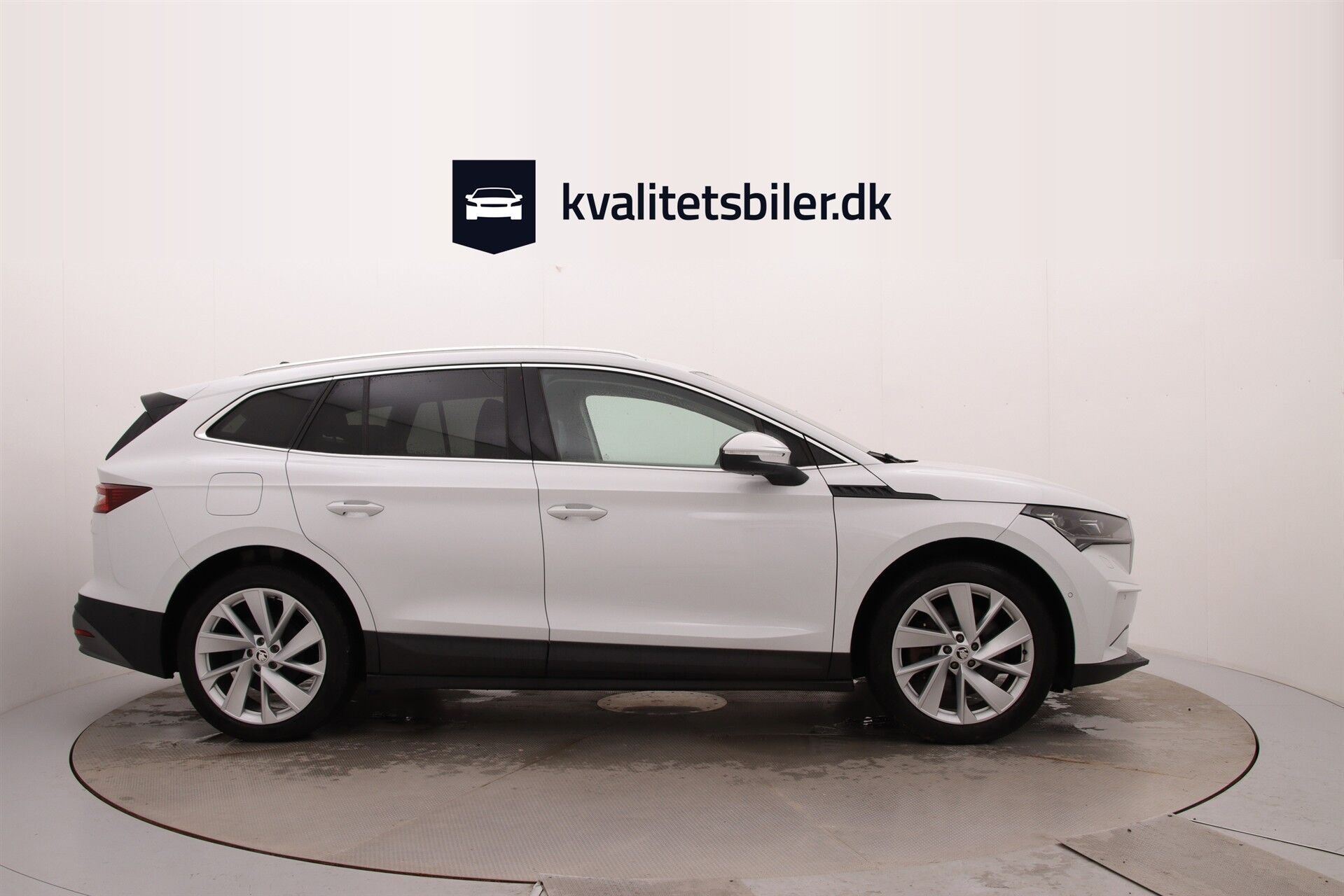 Hvid Skoda Enyaq fra 2023