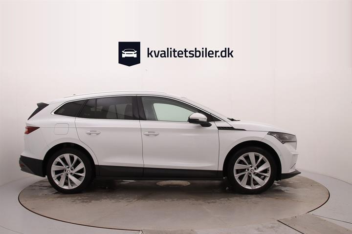 Hvid Skoda Enyaq fra 2023