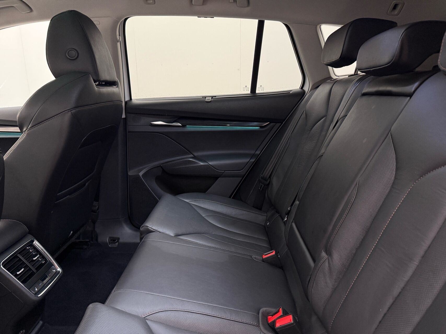 Hvid Skoda Enyaq fra 2023