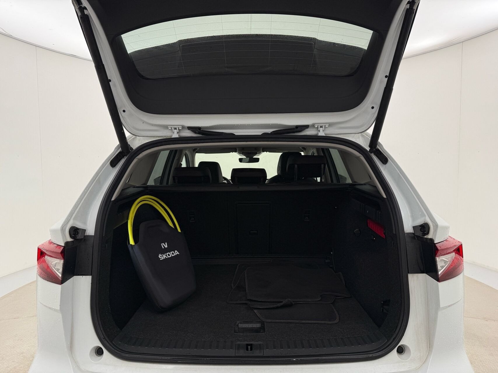 Hvid Skoda Enyaq fra 2023