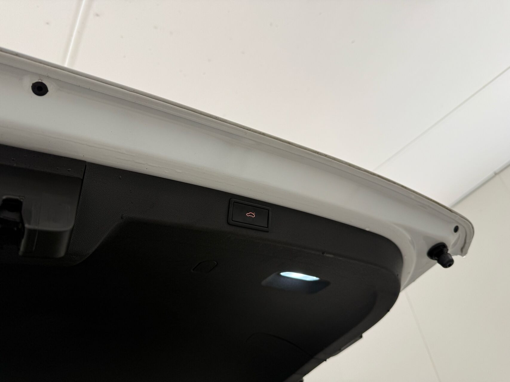 Hvid Skoda Enyaq fra 2023