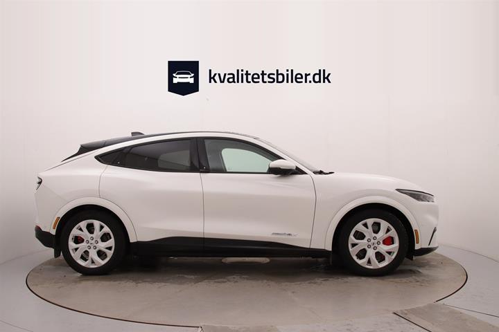 Hvid Ford Mustang Mach-E fra 2022