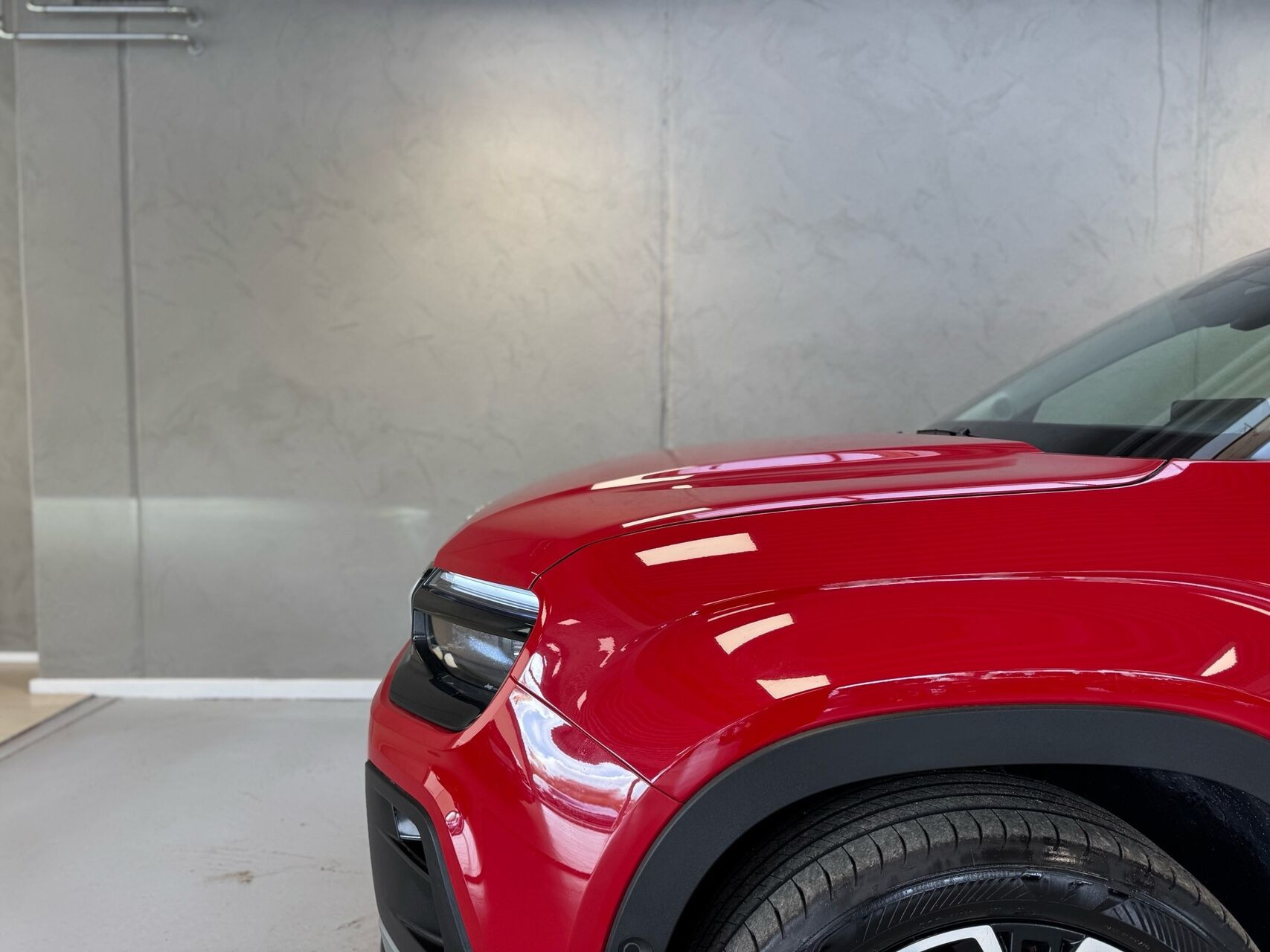 Rød Jeep Avenger fra 2025