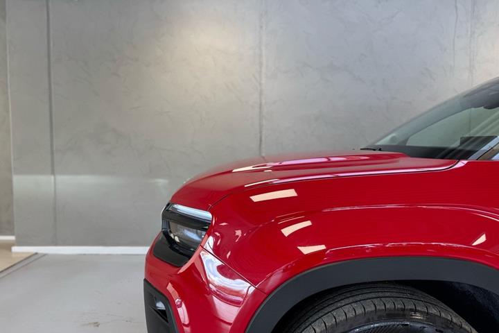 Rød Jeep Avenger fra 2025