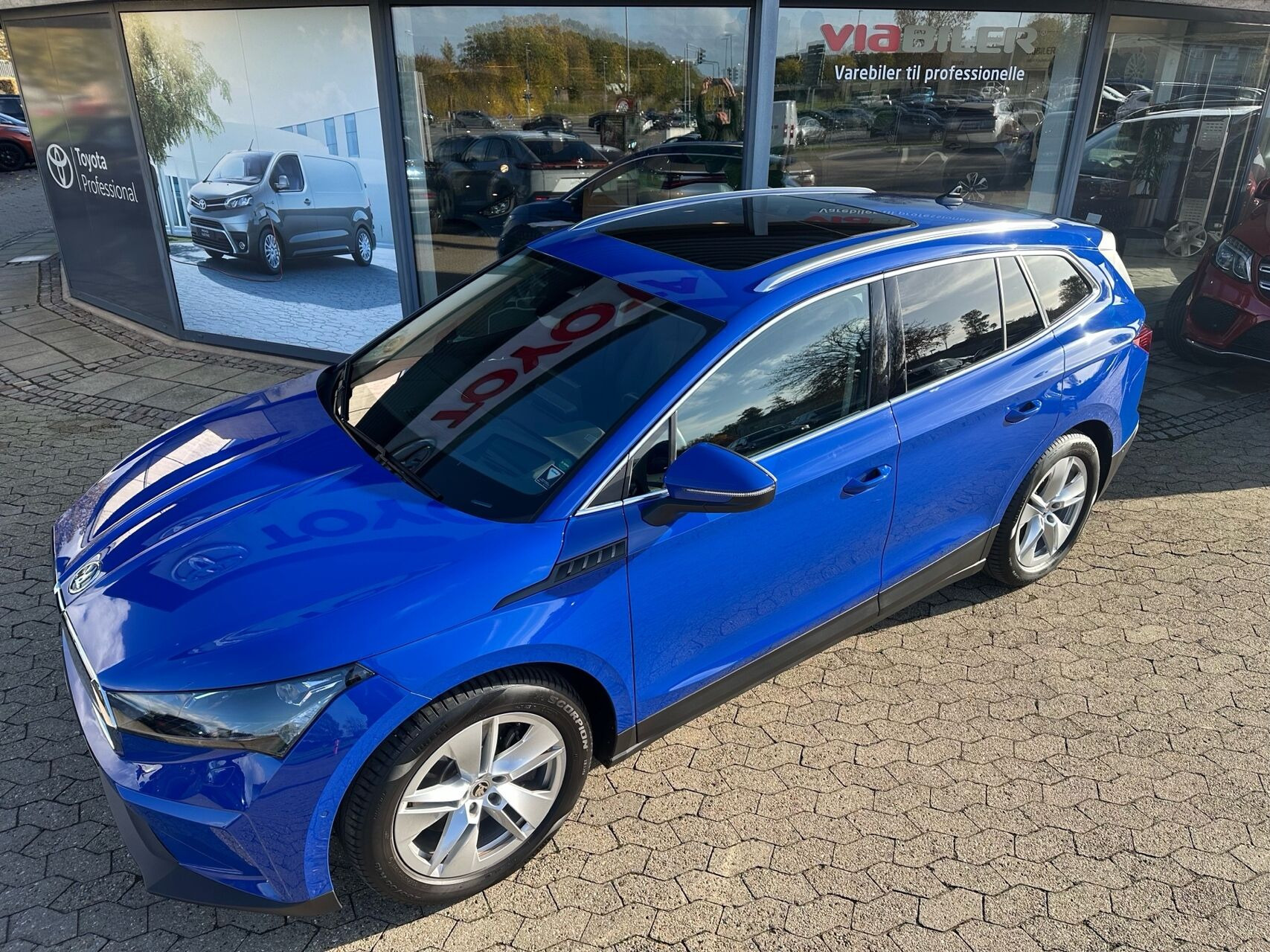 Blå Skoda Enyaq fra 2022