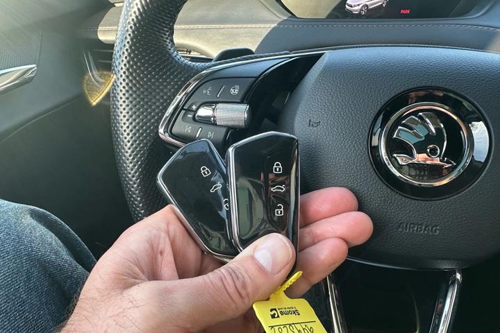 Blå Skoda Enyaq fra 2022