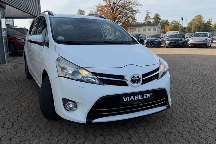 Hvid Toyota Verso fra 2015