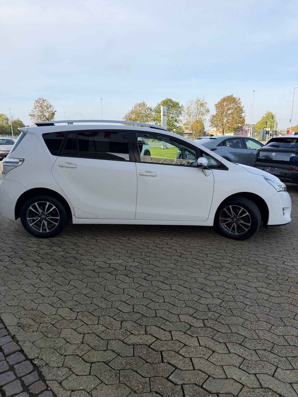 Hvid Toyota Verso fra 2015