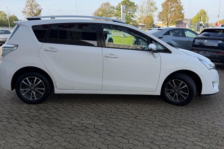 Hvid Toyota Verso fra 2015