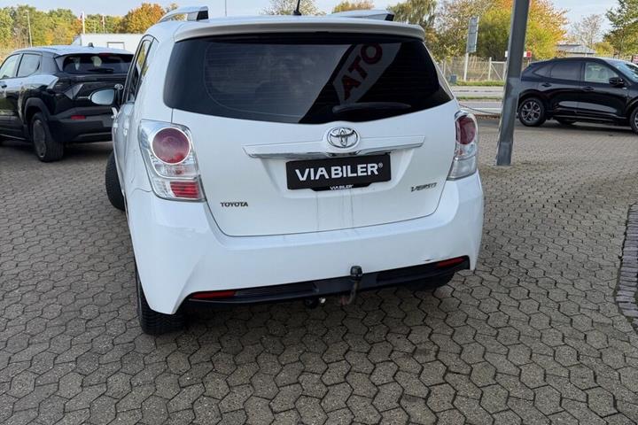 Hvid Toyota Verso fra 2015