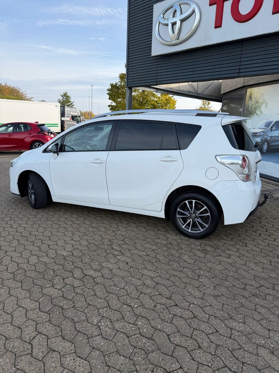 Hvid Toyota Verso fra 2015
