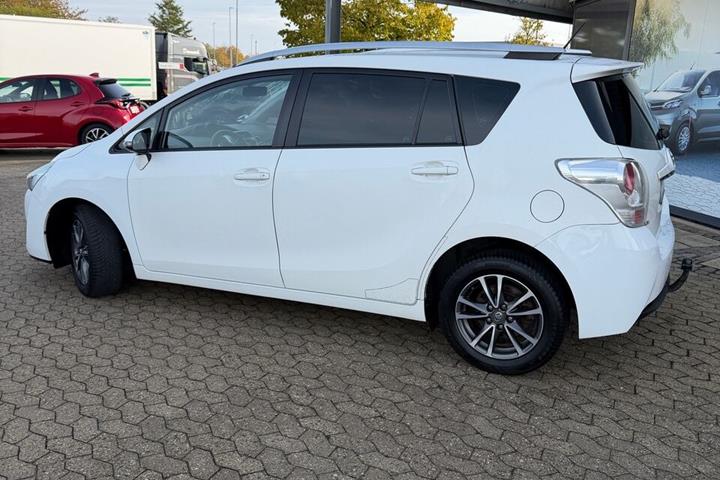 Hvid Toyota Verso fra 2015