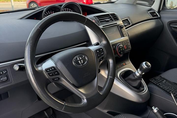 Hvid Toyota Verso fra 2015