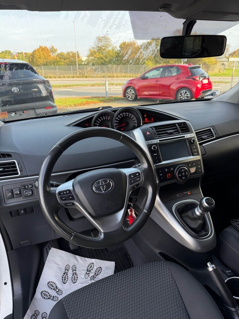 Hvid Toyota Verso fra 2015