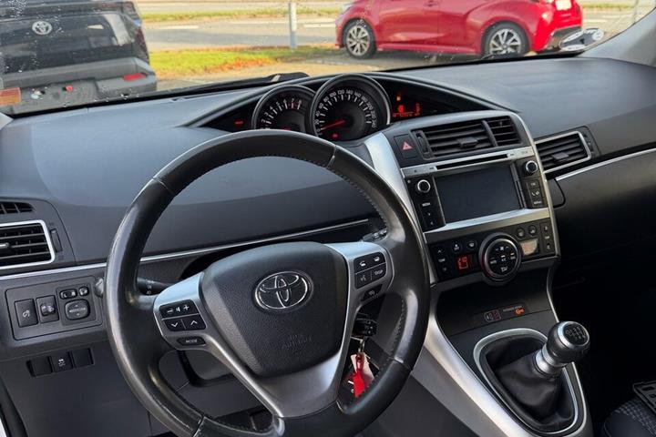 Hvid Toyota Verso fra 2015