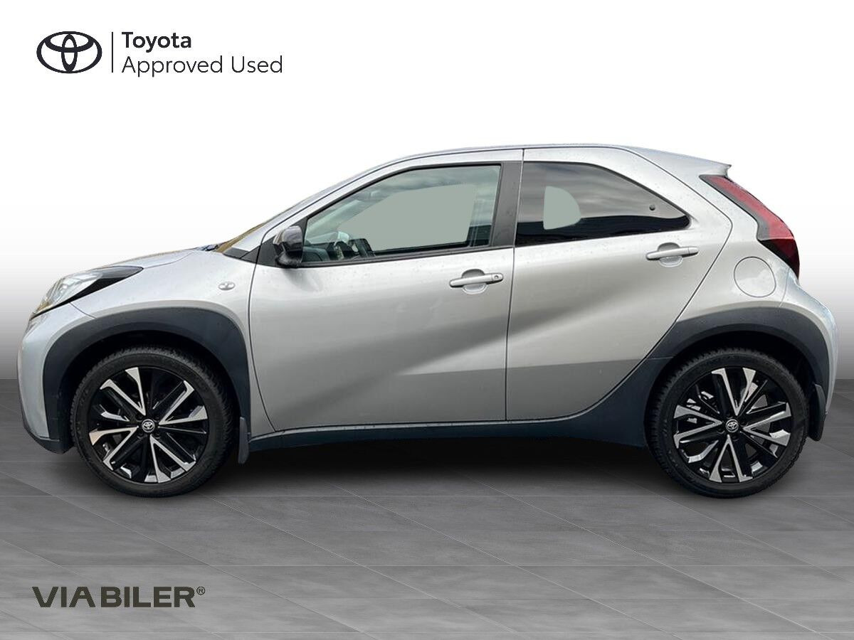 Sølv Toyota Aygo X fra 2022