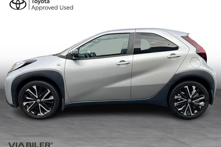 Sølv Toyota Aygo X fra 2022