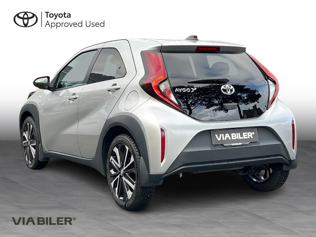 Sølv Toyota Aygo X fra 2022
