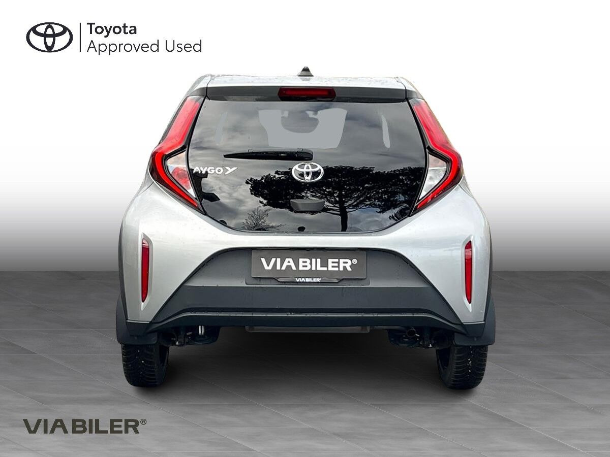 Sølv Toyota Aygo X fra 2022