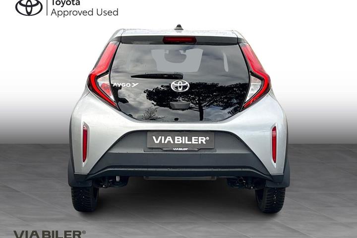 Sølv Toyota Aygo X fra 2022