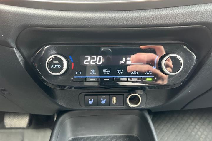 Sølv Toyota Aygo X fra 2022