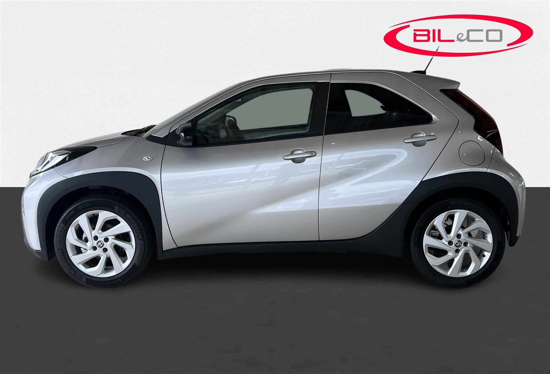 Sølv Toyota Aygo X fra 2024