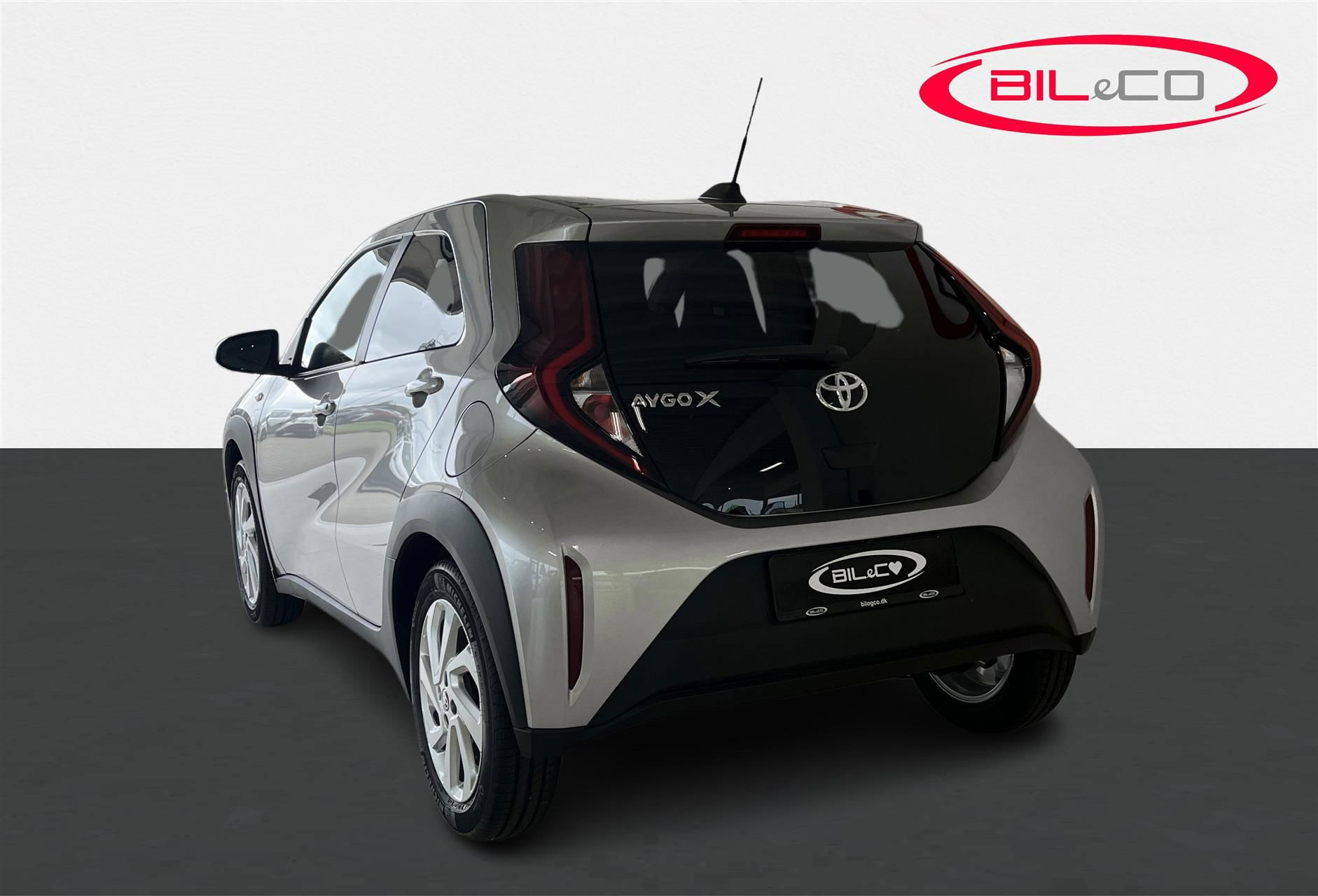 Sølv Toyota Aygo X fra 2024