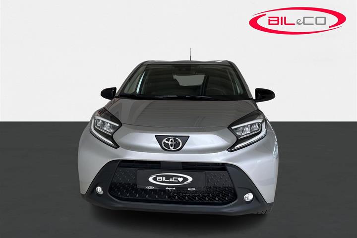 Sølv Toyota Aygo X fra 2024