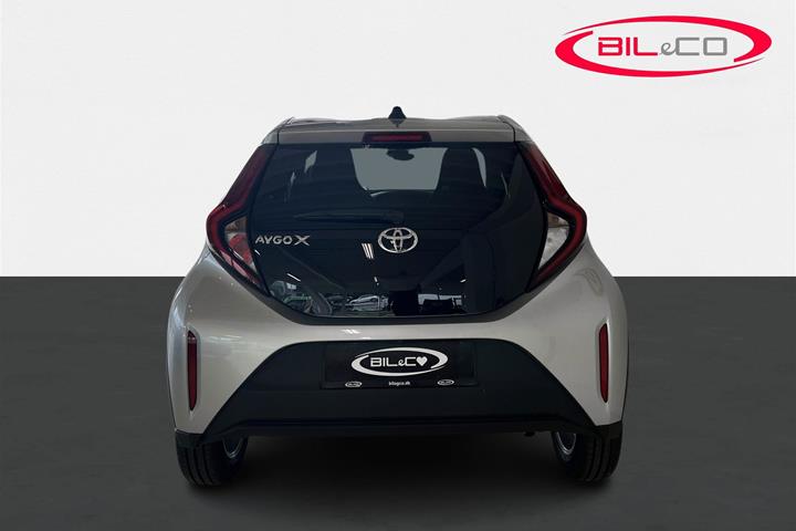 Sølv Toyota Aygo X fra 2024