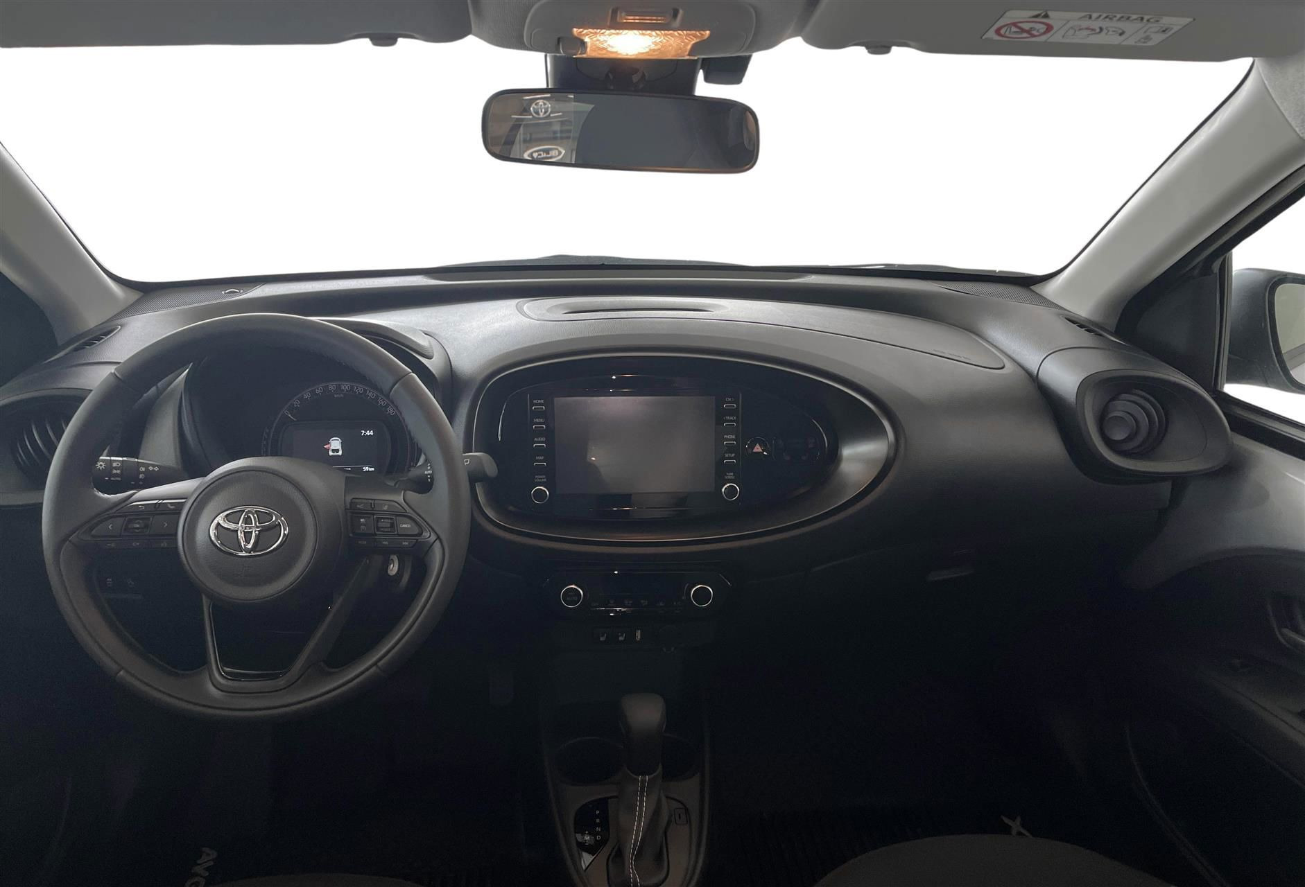 Sølv Toyota Aygo X fra 2024