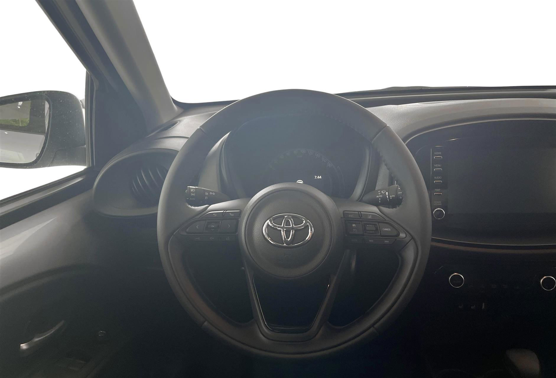 Sølv Toyota Aygo X fra 2024