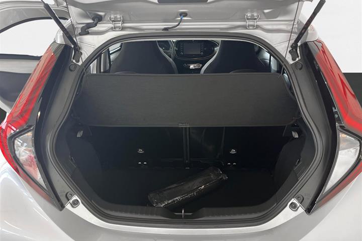 Sølv Toyota Aygo X fra 2024
