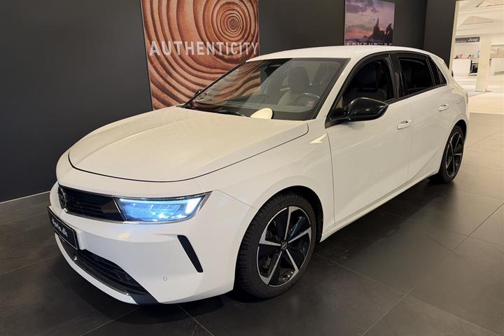 Hvid Opel Astra fra 2023
