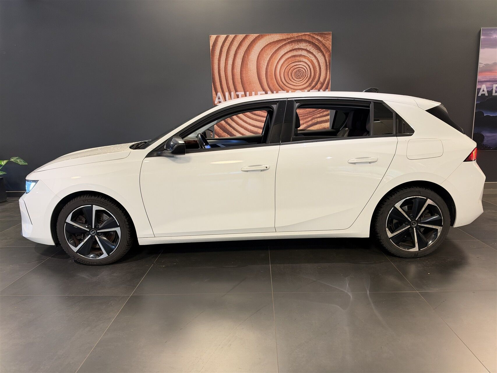 Hvid Opel Astra fra 2023