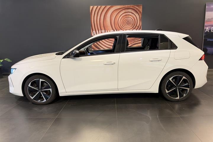 Hvid Opel Astra fra 2023