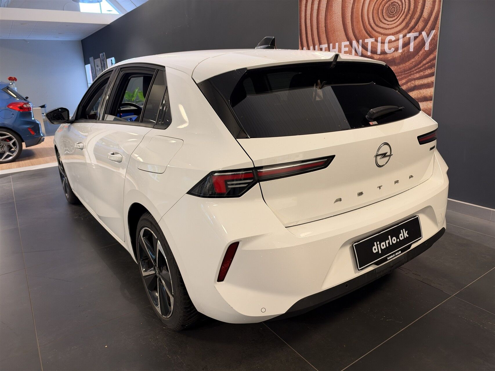Hvid Opel Astra fra 2023