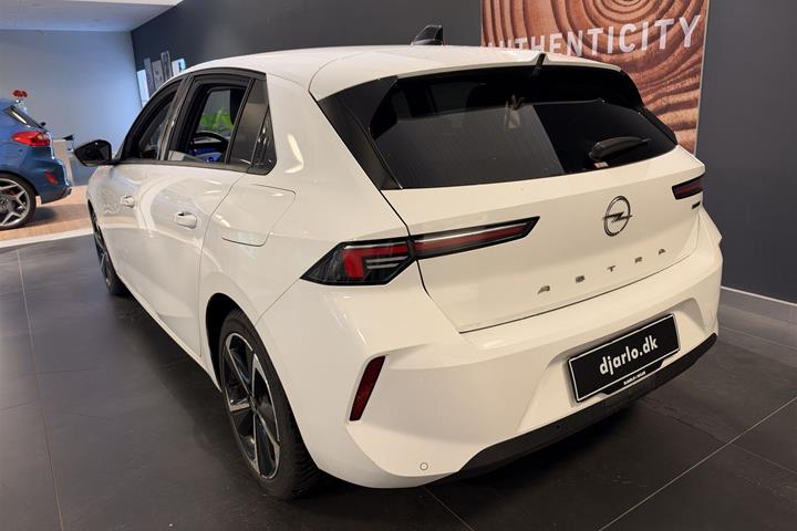 Hvid Opel Astra fra 2023