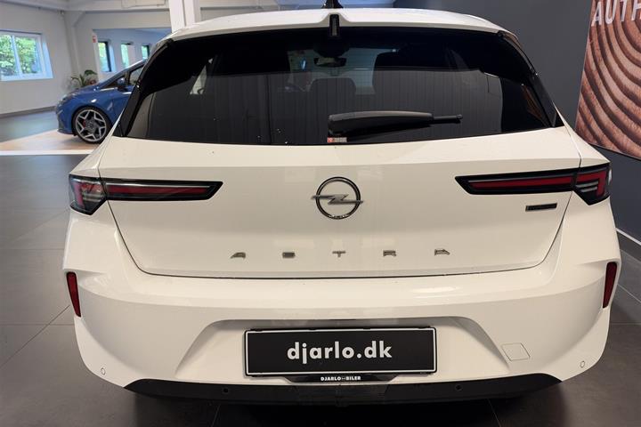Hvid Opel Astra fra 2023