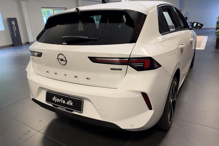 Hvid Opel Astra fra 2023