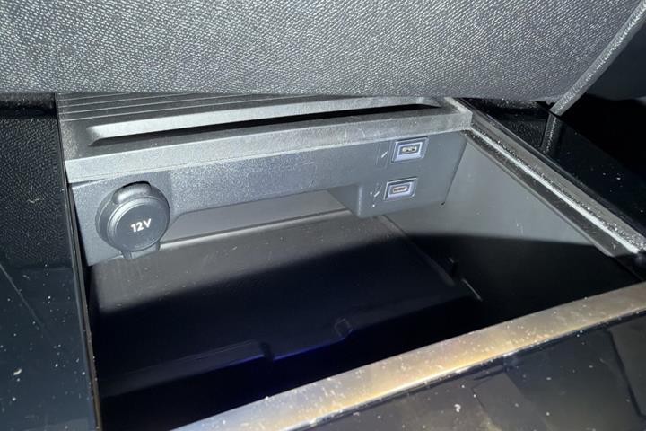 Hvid Opel Astra fra 2023