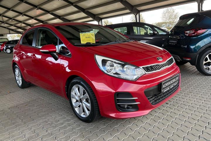 Rød Kia Rio fra 2015