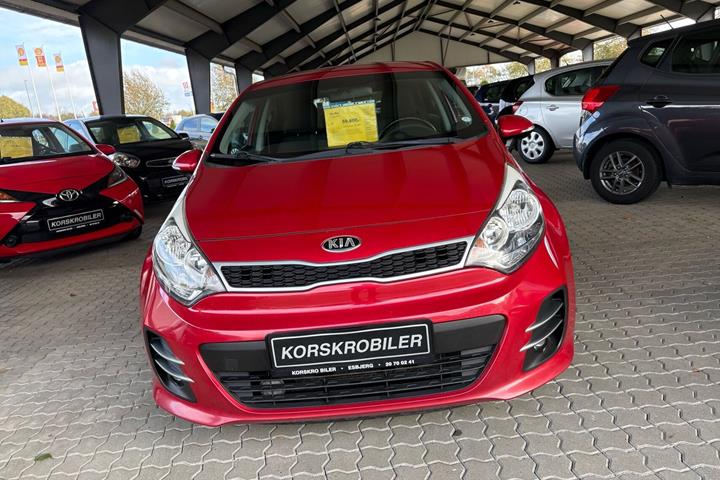 Rød Kia Rio fra 2015