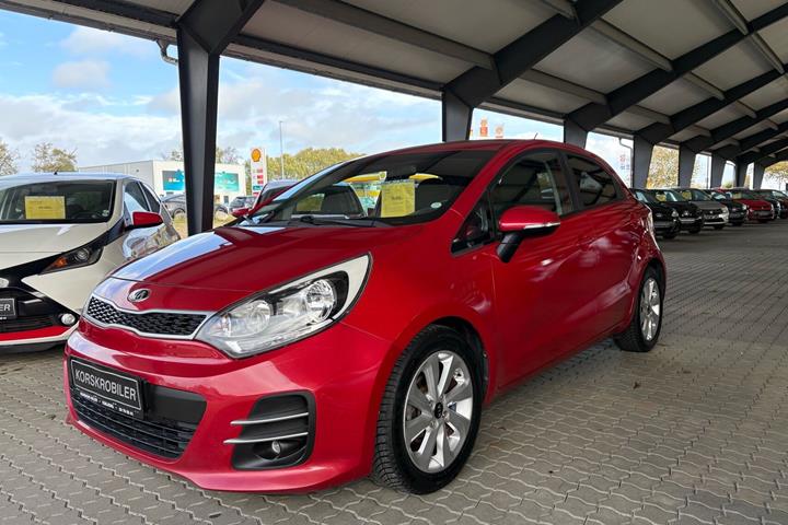 Rød Kia Rio fra 2015