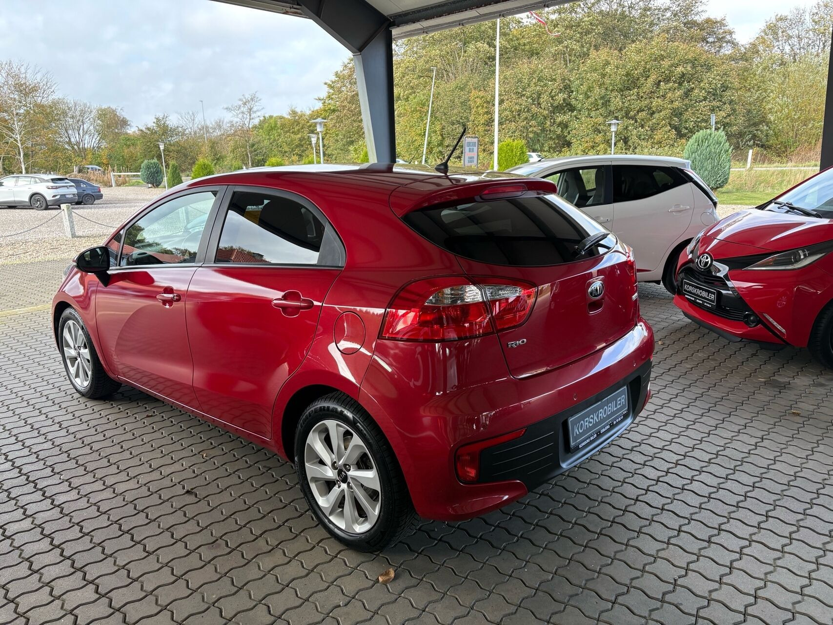 Rød Kia Rio fra 2015