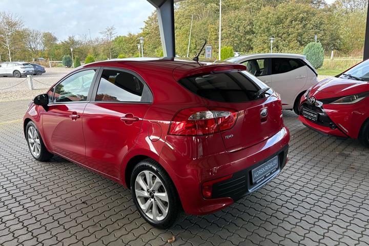 Rød Kia Rio fra 2015
