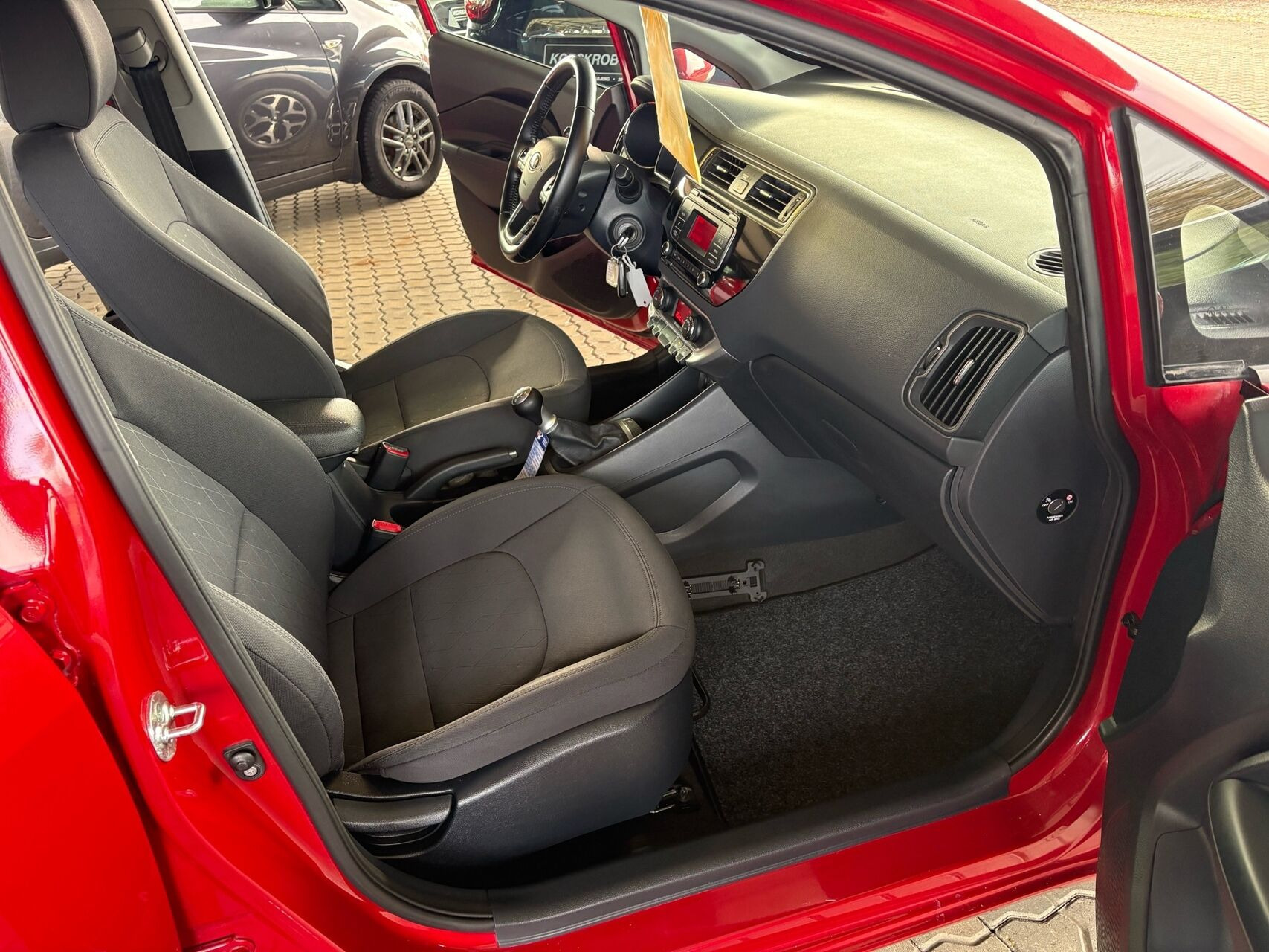 Rød Kia Rio fra 2015