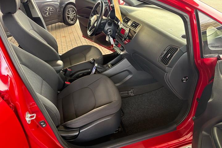 Rød Kia Rio fra 2015