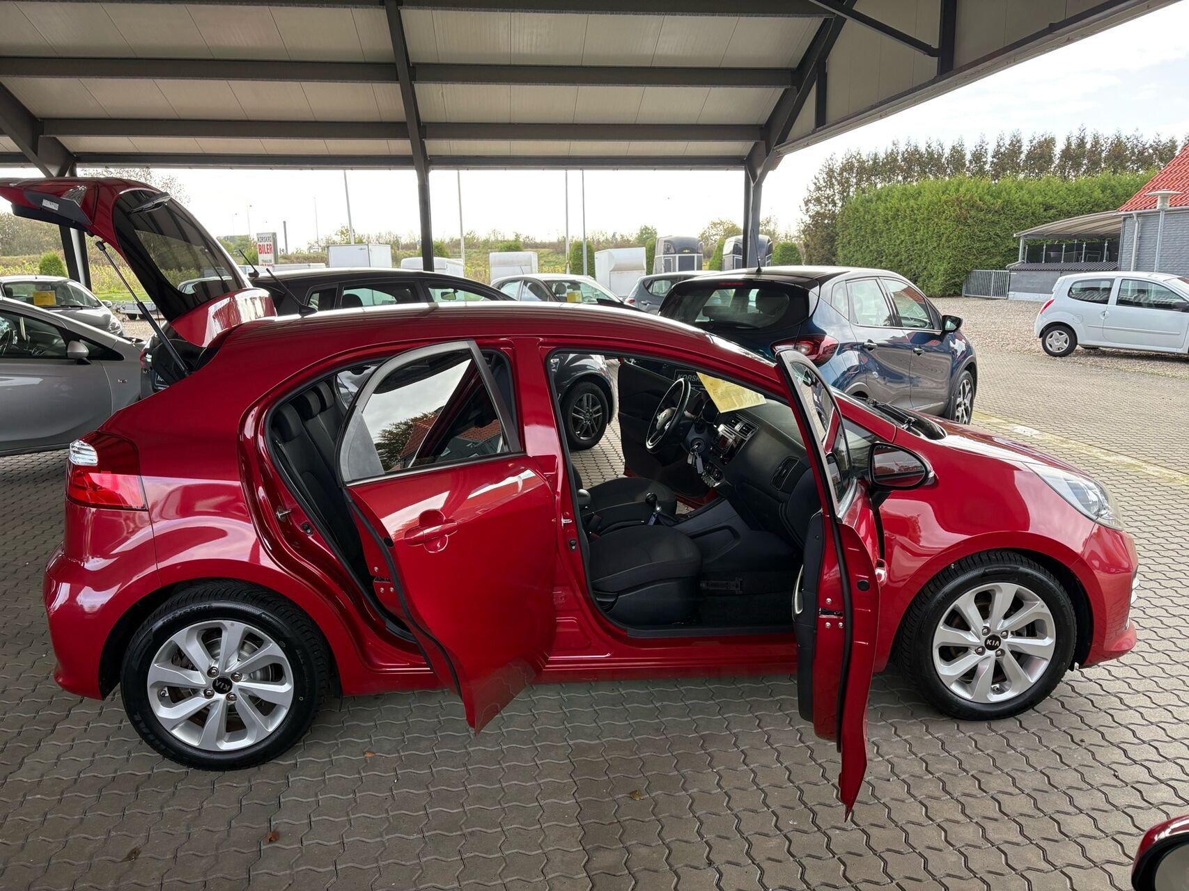 Rød Kia Rio fra 2015