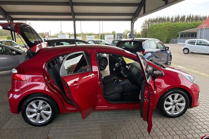 Rød Kia Rio fra 2015